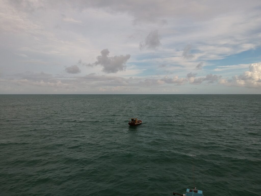 Barquinho sozinho no mar - Jacumã - PB